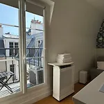 Studio Trocadéro devant le Métro Passy